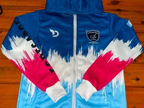 Campera de egresados con capucha, sublimada en azul, blanco, rosa y celeste