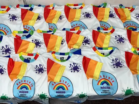 Remeras blancas sublimadas para el jardín maternal Arcoíris Mágico